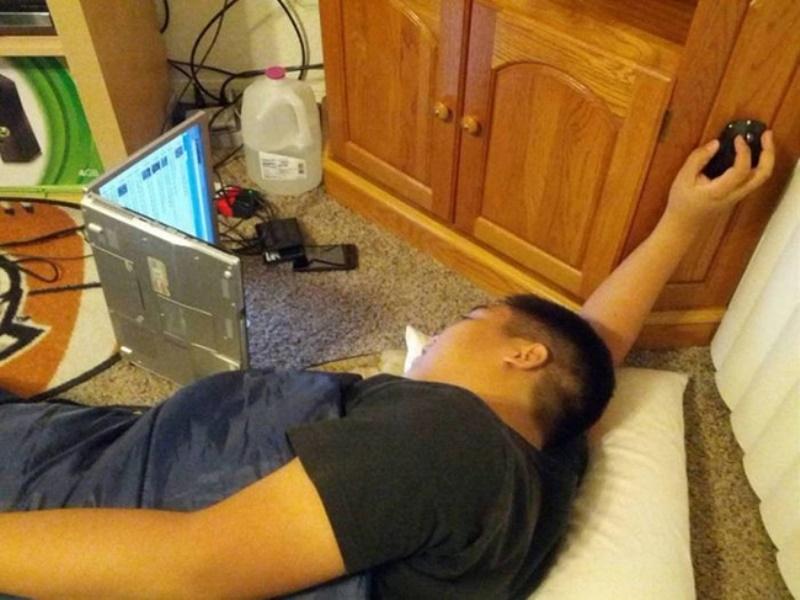 Chưa bao giờ sàn nhà và cạnh tủ lại hữu ích như thế