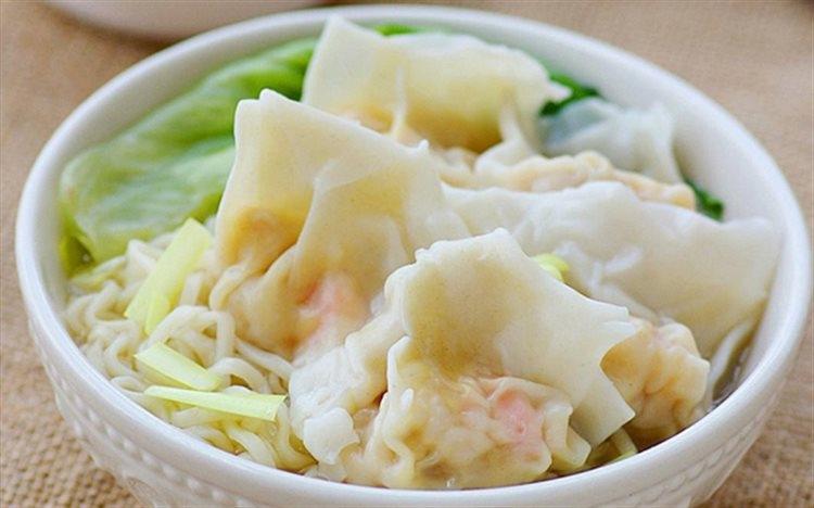 Món ăn là sự kết hợp tinh tế giữa mì và bánh hoành thánh thơm ngon