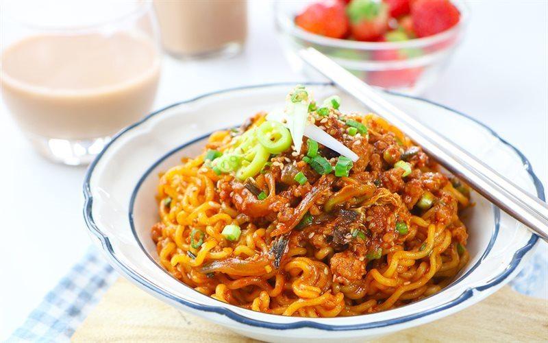 Mì trộn chua cay