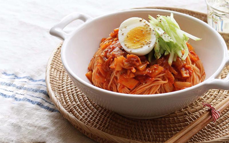 Mì trộn kim chi chua cay