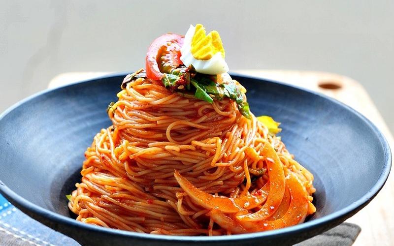 Mì trộn kim chi chua cay