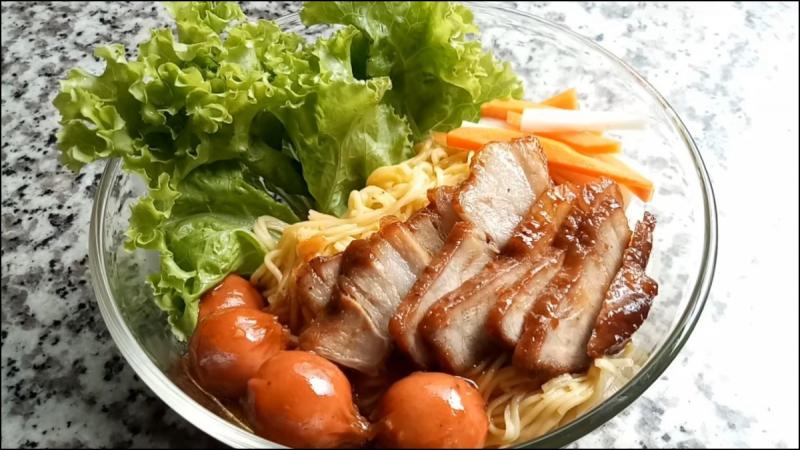 Mì trộn xá xíu