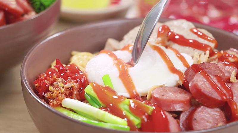 Mì trộn xúc xích bò viên