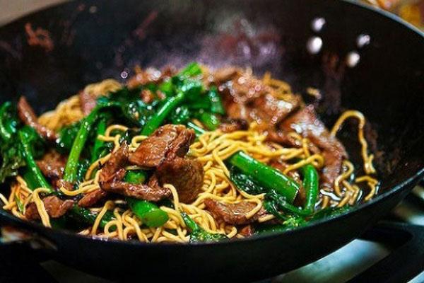 Mì xào bò rau cải