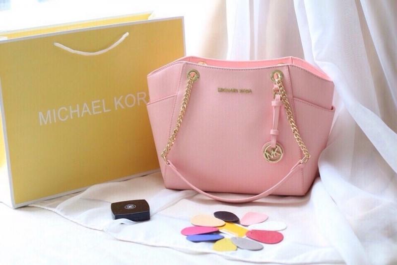 Chiếc túi xách thuộc thương hiệu Michael Kors