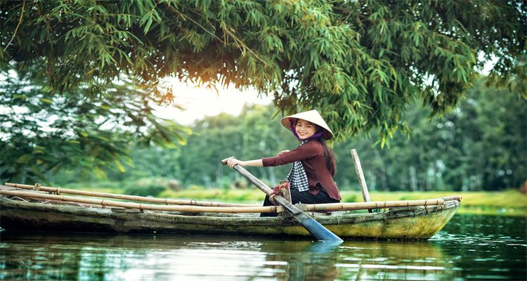 Miền Tây tháng 10 mùa nước nổi được biết đến với khí hậu ôn hòa, những vườn cây trĩu quả, cảnh đẹp hoang sơ, cuộc sống sinh hoạt bình dị