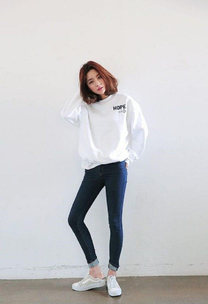 Mix áo hoodie không mũ với quần jean