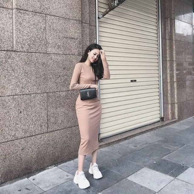 Mix giày thể thao và váy body