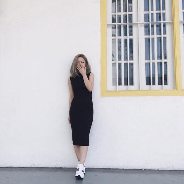 Mix giày thể thao và váy body