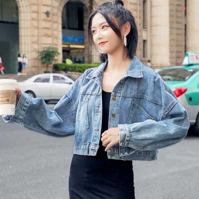 Mix váy len hai dây mỏng manh ngắn và áo khoác jeans