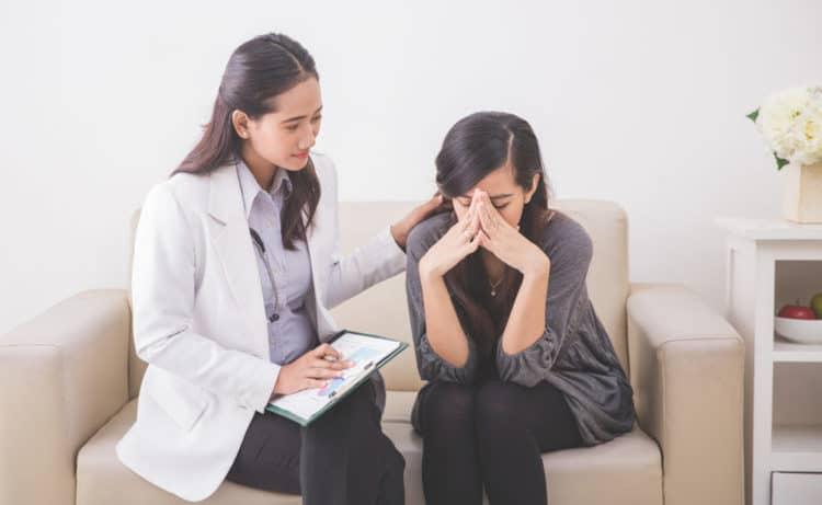 Mở to mắt và không chớp để kìm nước mắt