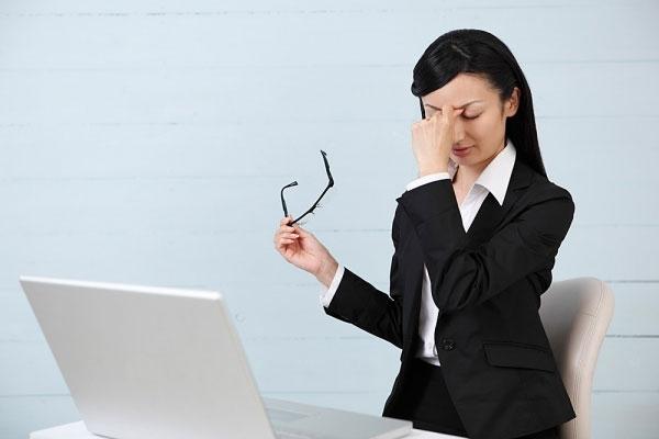 Thường xuyên tiếp xúc với máy tính sẽ khiến bạn mỏi cổ và mỏi mắt