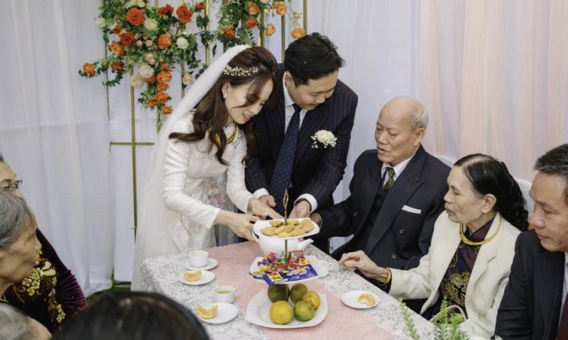 Mời trà rượu quan viên hai họ trong đám hỏi