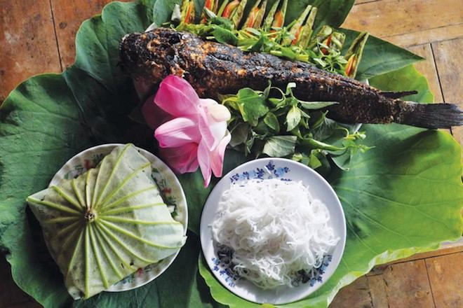 Cá lóc nướng cuốn lá sen