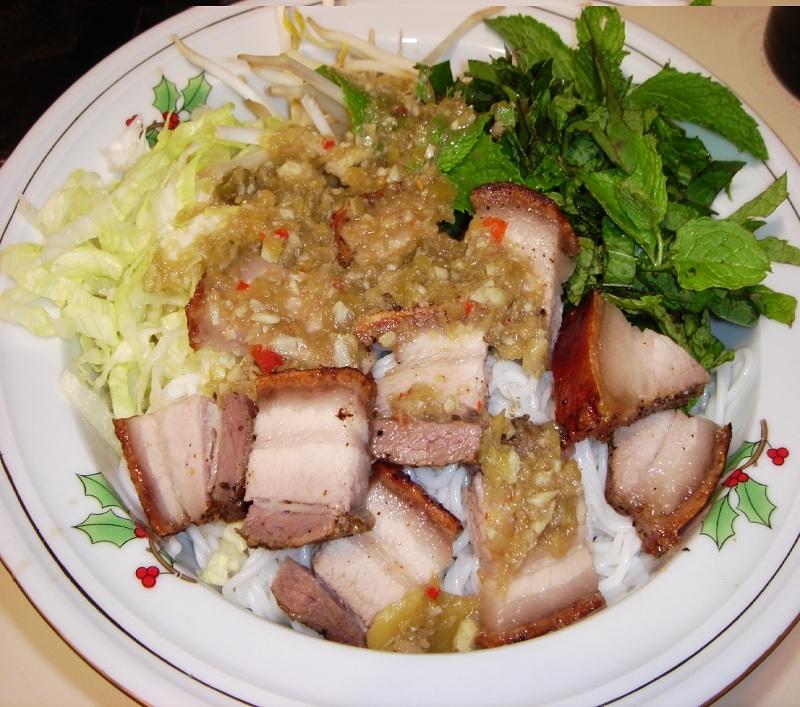 Bún mắm thịt heo quay