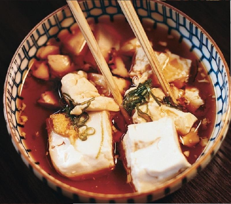 Yudofu thường được để trong bát to màu nâu.