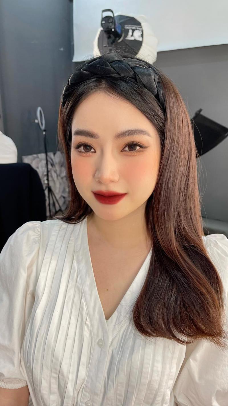 Mona Makeup & Academy