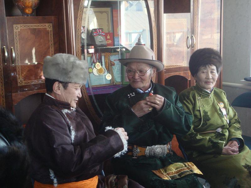 Lễ mừng năm mới ở Mông Cổ được gọi là Tsagaan, kéo dài 15 ngày. Người dân về nhà bên gia đình, tổ chức ăn uống với các món thịt cừu, bánh kẹo, há cảo và airag  (sữa ngựa lên men)