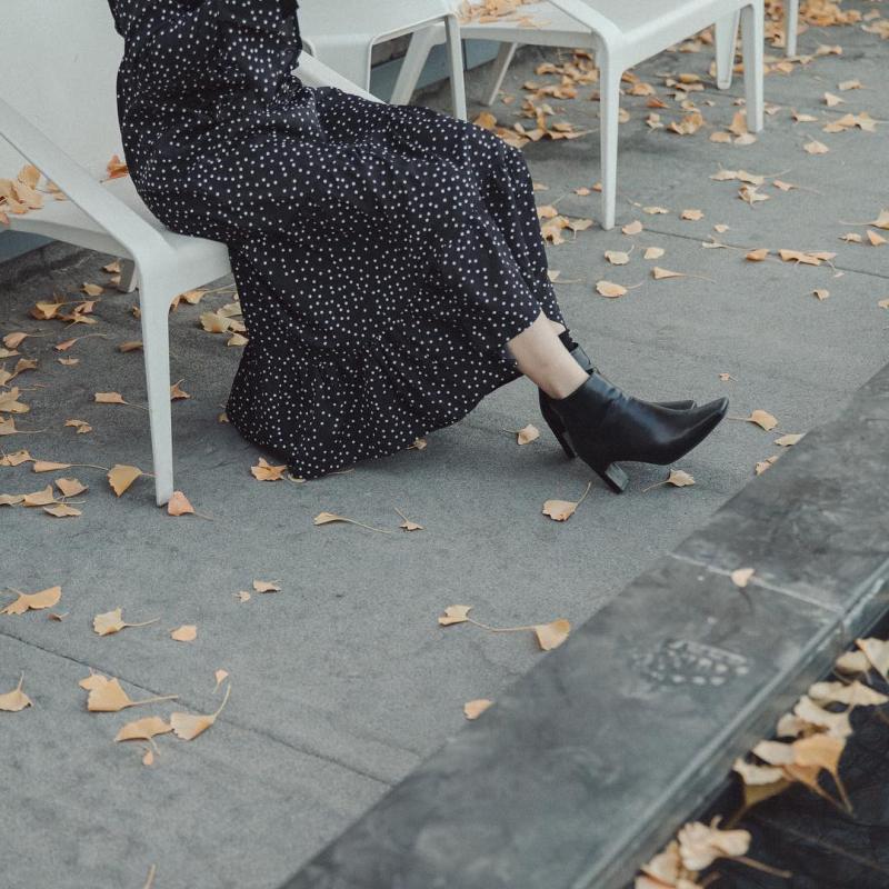 Một đôi boots thấp cổ