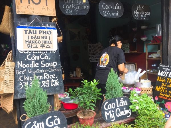 Mót Hội An nơi bạn có thể vừa nhâm nhi ly đồ uống, vừa ngắm đường phố Hội An