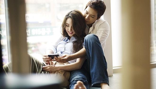 Cùng ngồi bên nhau làm việc gì đó đã là hạnh phúc lớn nhất chồng dành tặng vợ