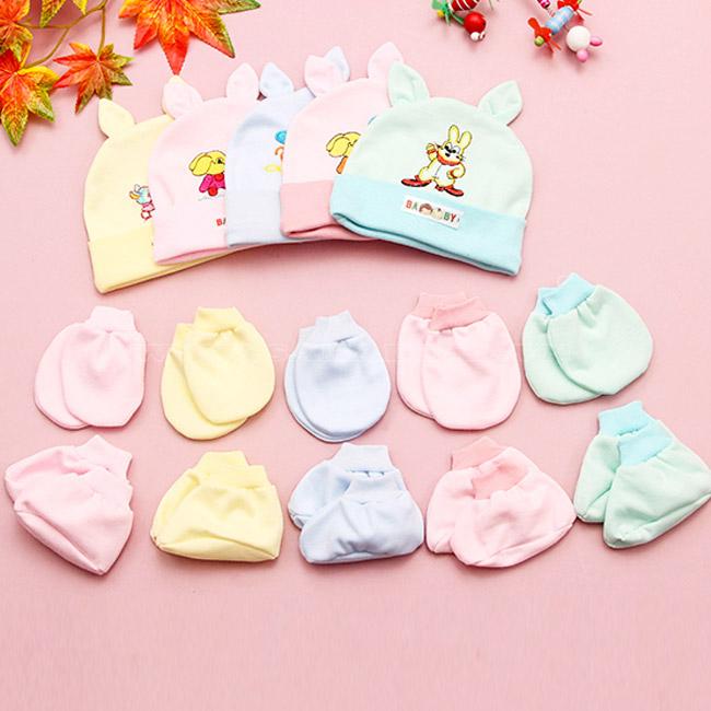 Sử dụng bao tay bao chân và mũ cho bé sơ sinh
