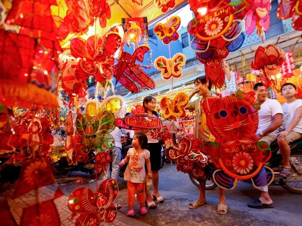 Mua đèn lồng giúp bạn có thêm một đạo cụ tuyệt vời cho bộ ảnh Trung thu của mình đấy