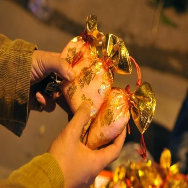 Muối vào dịp Tết thường được bỏ vào những túi gấm hoặc các vỏ bao bì bắt mắt sinh động tựa như món quà từ đất trời gửi tặng cho người dân