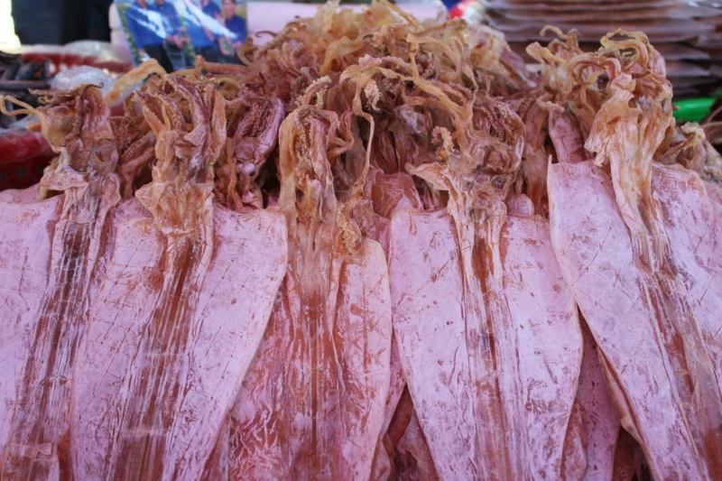 Hãy chọn con mực có mình dày, màu hồng tự nhiên