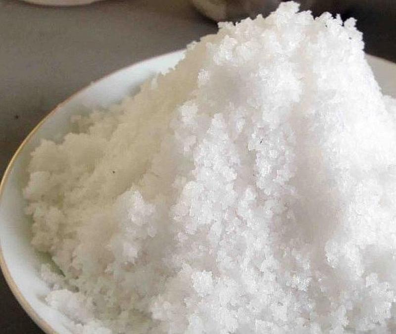 Chữa hôi miệng bằng nước muối nhờ khả năng sát trùng kháng khuẩn hiệu quả.