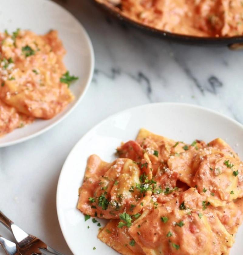Khi chế biến, người ta không gói từng chiếc mà xếp từng khối nhân lên một tấm pasta dẹt lớn, phủ một tấm khác lên, ép 2 tấm khít lại với nhau và dùng dao cắt thành từng miếng