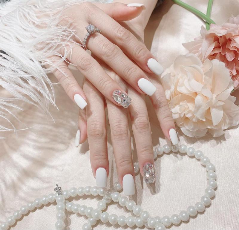 Nail đính đá