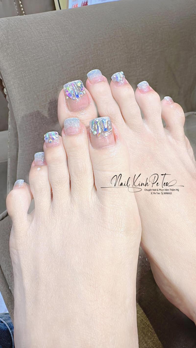 Nail Xinh - Pe Teo với những thiết kế móng đính đá, vẽ họa tiết phức tạp