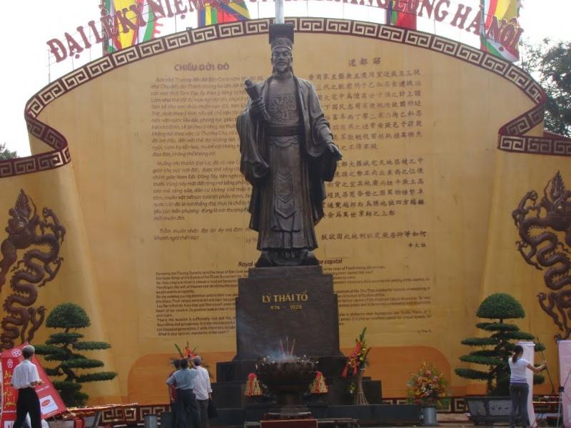 Tượng vua Lý Công Uẩn và chiếu dời Đô về thành Đại La.