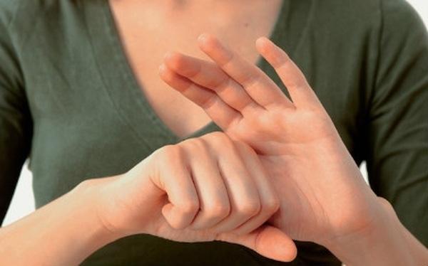 Nắm chặt ngón cái khi buồn nôn