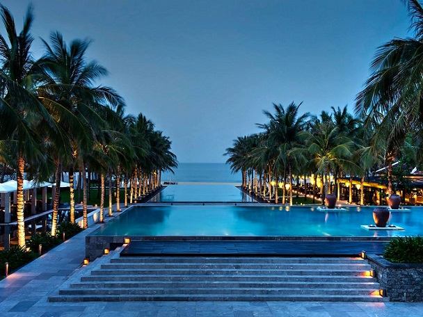 Bể bơi của resort Nam Hải