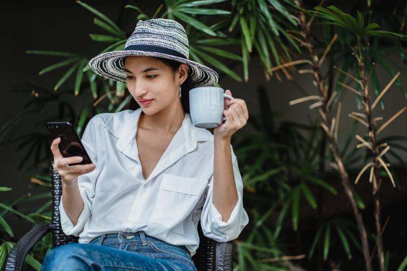 Nằm hoặc ngồi chính là tư thế rất hay được các người mẫu nổi tiếng áp dụng