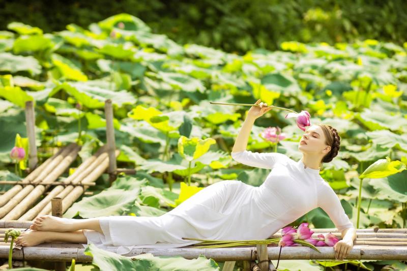 Nằm hoặc ngồi chính là tư thế rất hay được các người mẫu nổi tiếng áp dụng