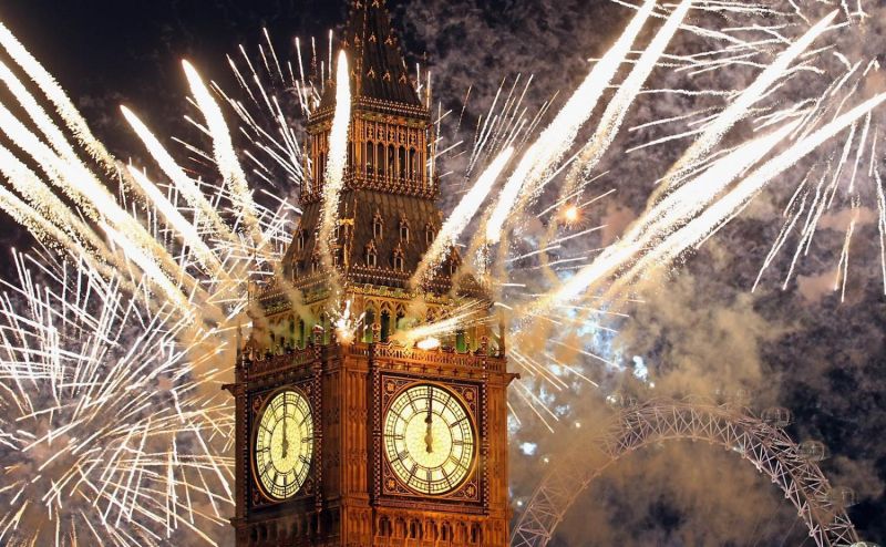 Khi đồng hồ Big Ben cất lên tiếng chuông báo hiệu đầu tiên, họ sẽ cùng hát bài 