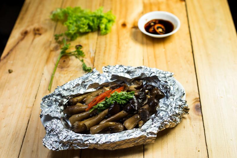 Nấm mối đen hấp giấy bạc chay