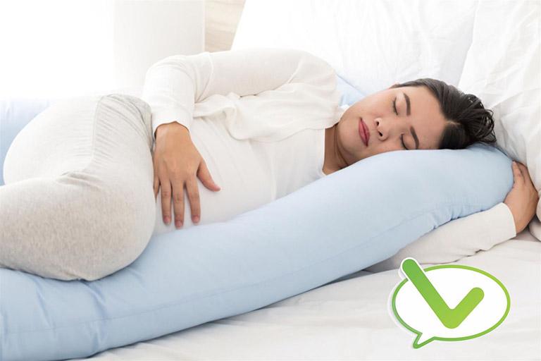 Nằm nghiêng trái và kê cao chân