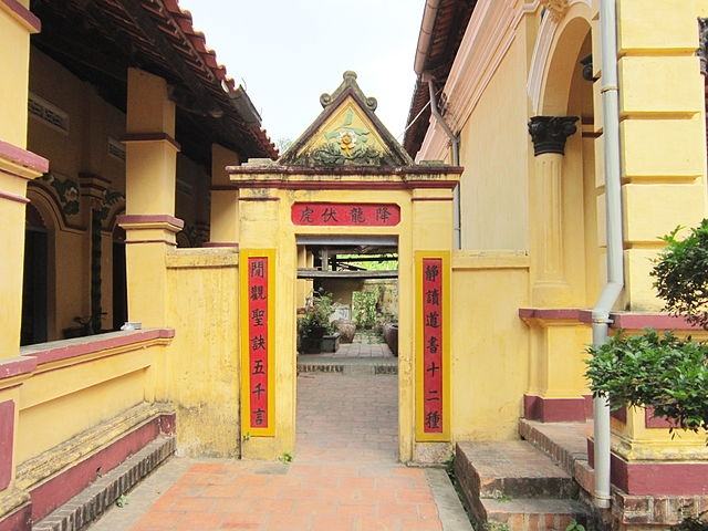 lối đi vào chánh điện
