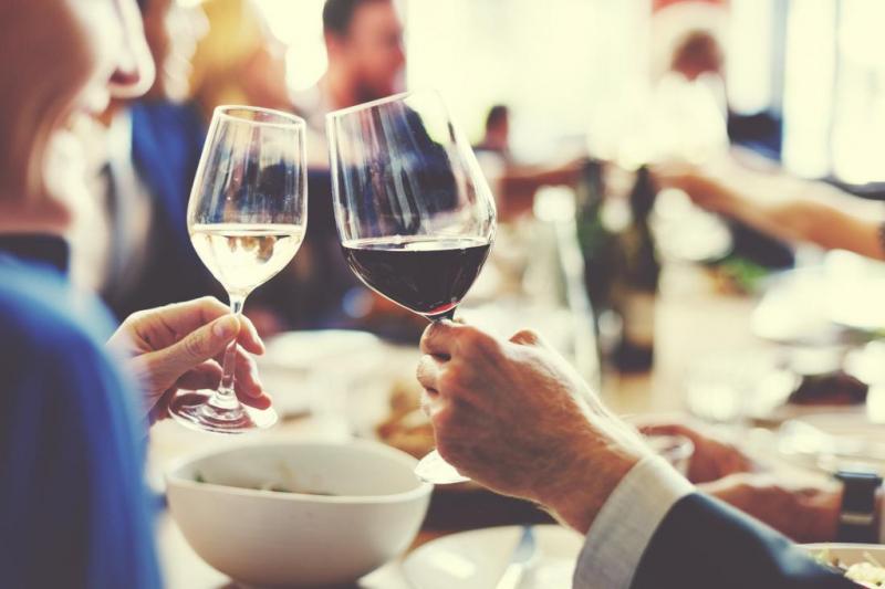 Lên kế hoạch cho một buổi tối hẹn hò lãng mạn và cùng nhau làm việc gì đó.