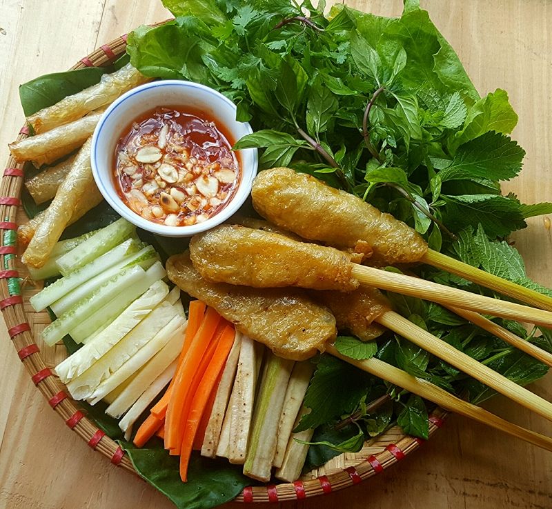 Nem nướng xiên que hay còn gọi là nêm lụi.
