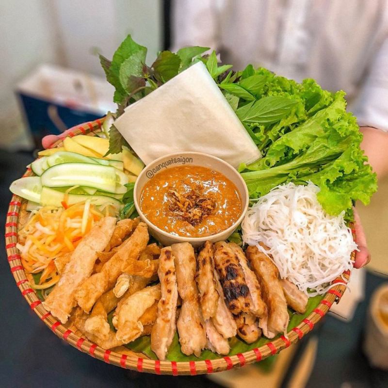 Nem nướng cuốn bánh tráng