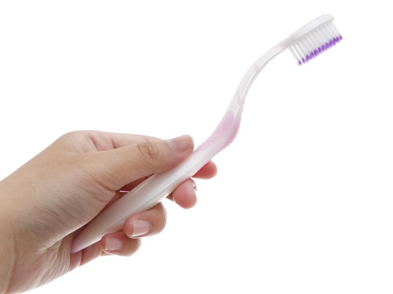 Nên chọn mua loại bàn chải có lông mềm