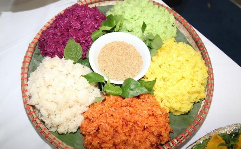 Xôi ngũ sắc từ nguyên liệu nếp Tú Lệ