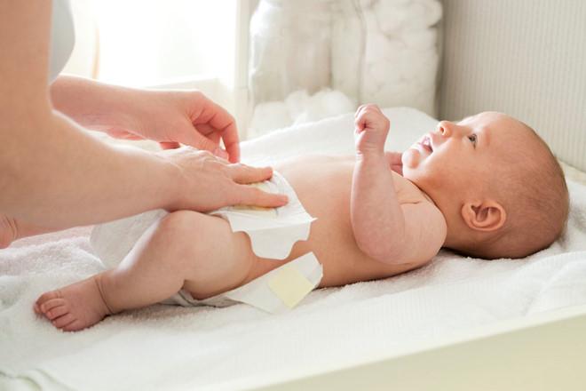 Nếu tã không quá ướt thì không cần phải thay (ảnh minh họa)