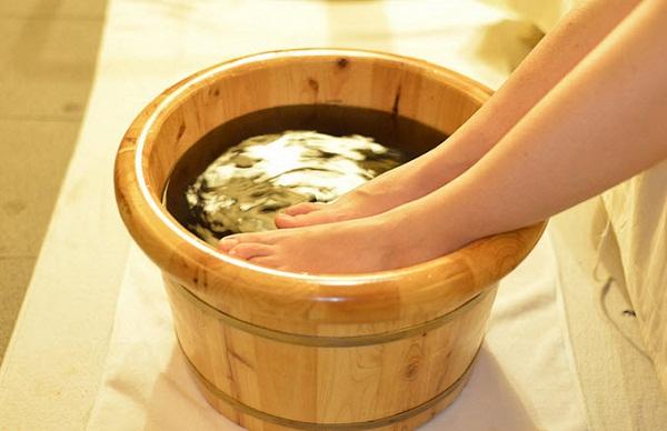 Giấm táo dùng ngâm chân