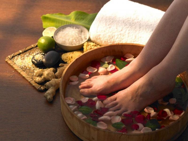Ngâm chân nước muối pha gừng chữa đau xương khớp